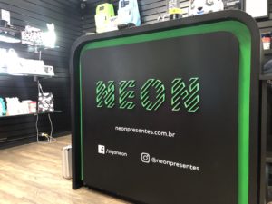 Revestimentos , painéis, pórticos. e placas de ACM, totens, luminosos. letreiros. peças em acrílico, cenografia de eventos, iluminação de LED, aço inox, isso e muito mais você encontra na PH Visual Porto Alegre.